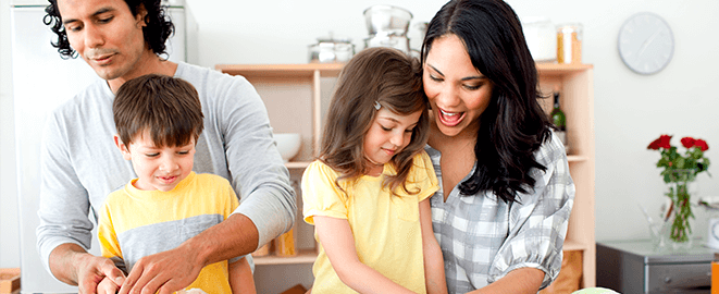 familia cocinando