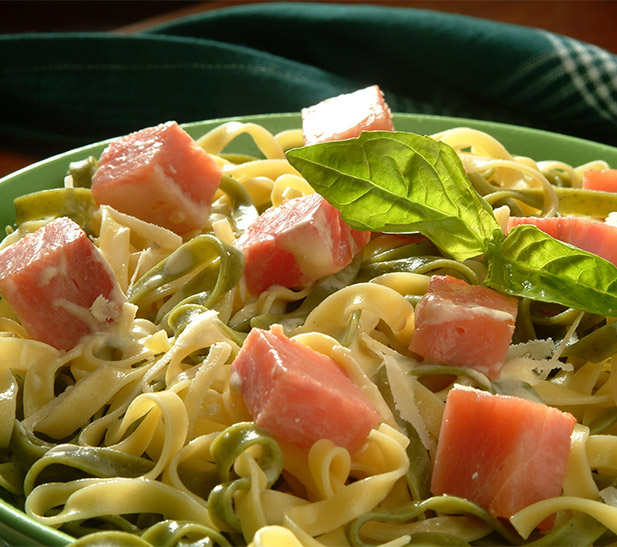 Fettuccini Alfredo con jamón