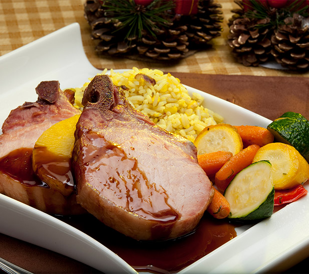 Chuletas navideñas con arroz de pimiento y almendras