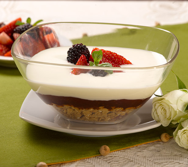 Granola con yogurt a la mora