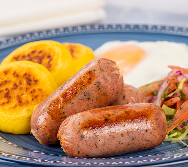 Chorizo con llapingachos rellenos de queso