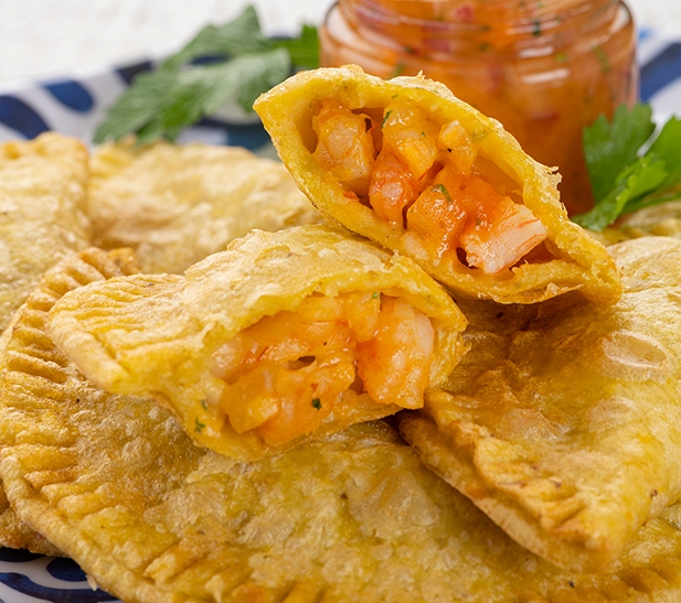 Empanadas de verde rellenas con camarón