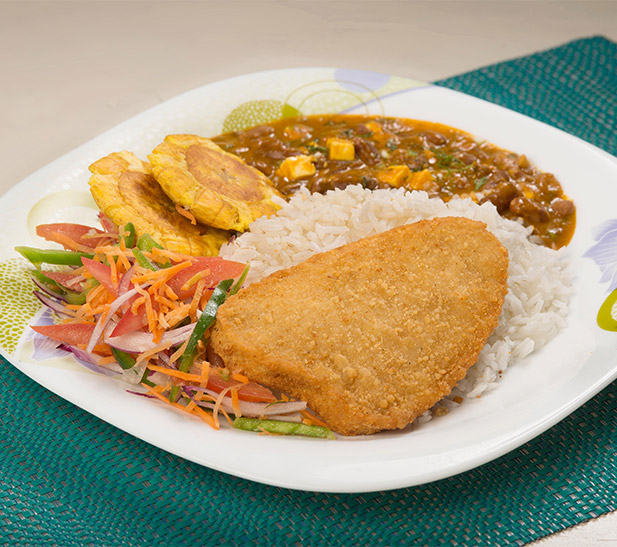 Milanesa de pollo con menestra de frejol