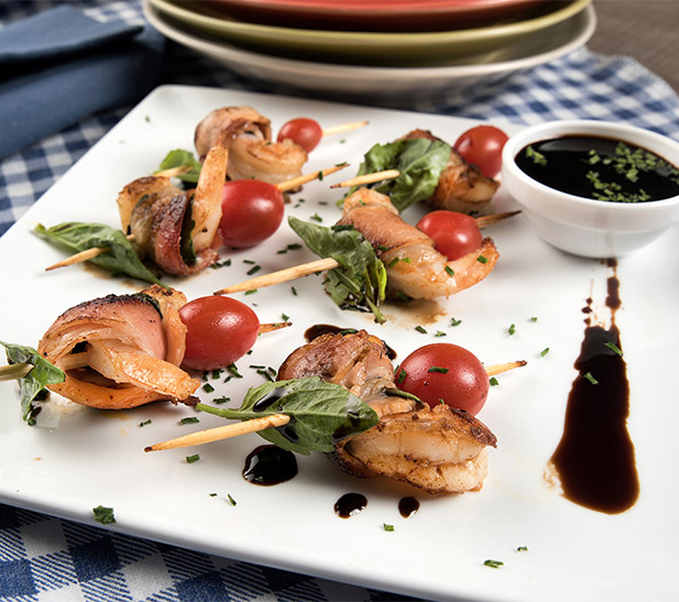 Rollitos de camarón con tocino y albahaca