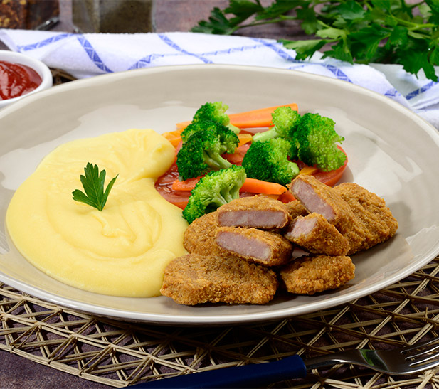 Nuggets de pollo con mortadela, puré y ensalada 