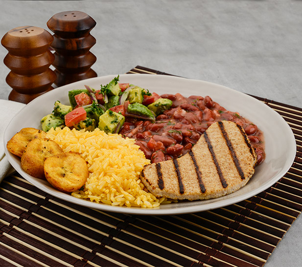 Filete de pollo asado con menestra de frejol