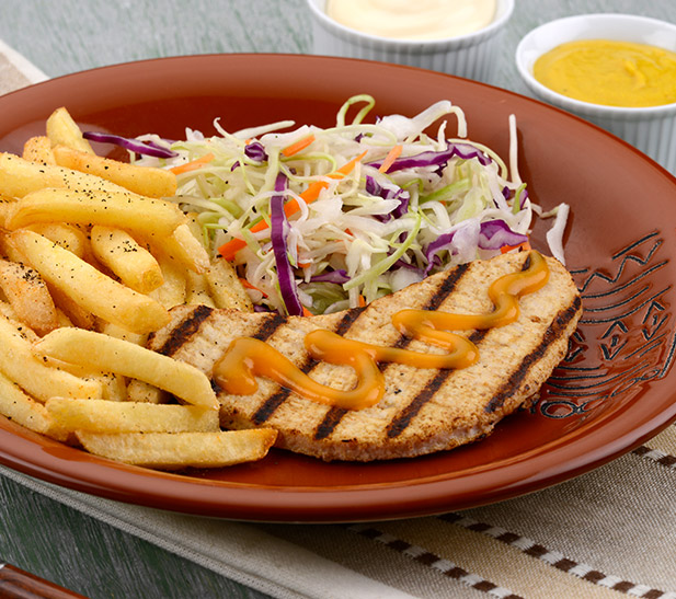 Filete de pollo asado con ensalada de col  y papas fritas