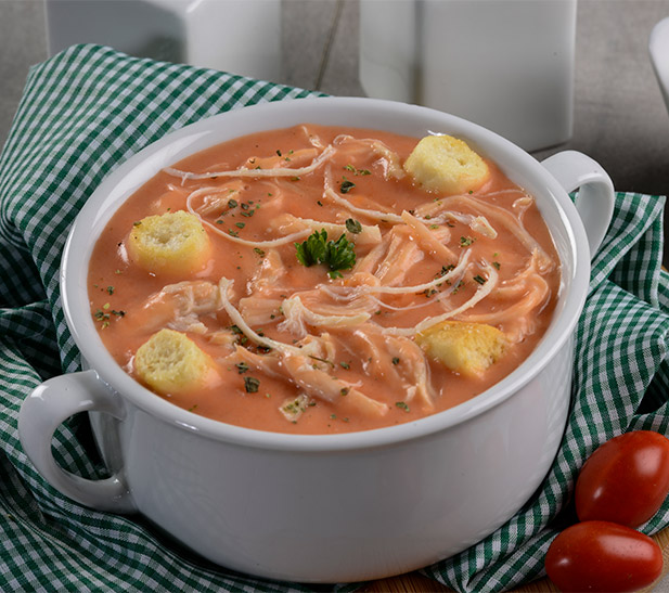 Crema de tomate con pollo y crutones