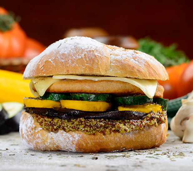 Hamburguesa de pavo, vegetales asados y mostaza en grano