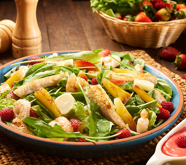 Ensalada de tilapia y camarones con vinagreta de frutilla