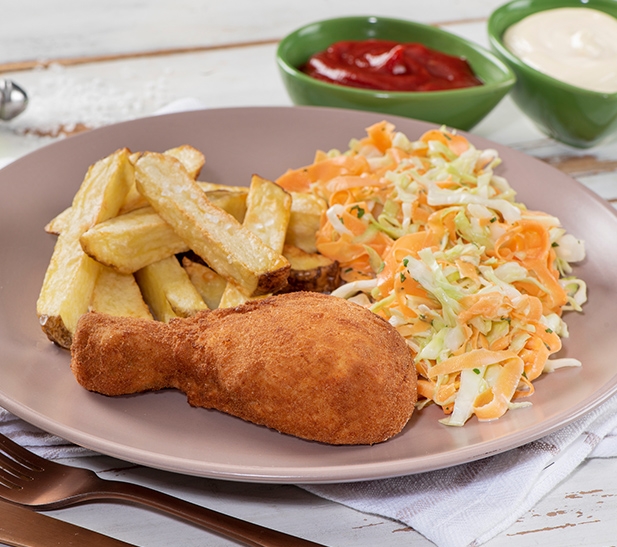 Piernas de pollo apanadas con papas salteadas