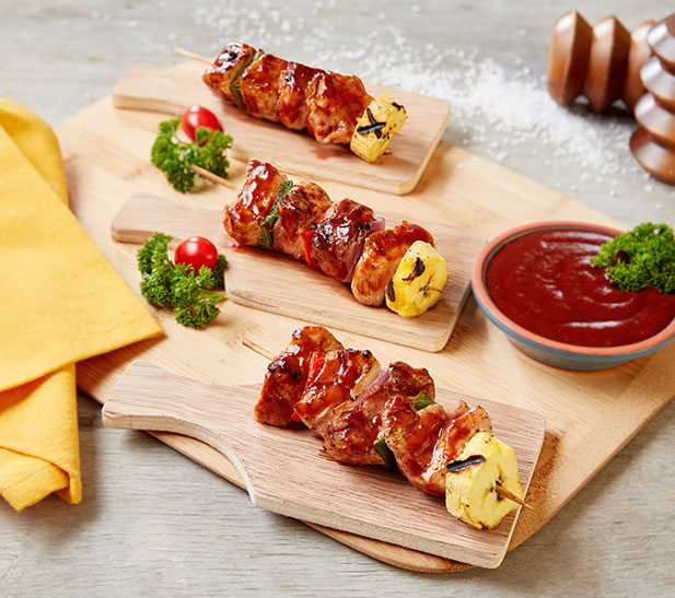 Pinchos de chancho con salsa bbq de guayaba