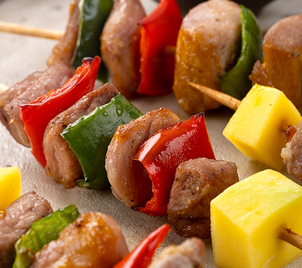 Brochetas de pavo glaseadas con salsa de mango