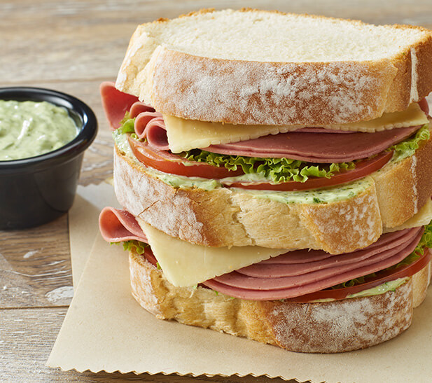 Sándwich  de mortadela con salsa verde Fritz