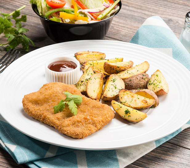 Milanesa con papas horneadas y salsa bbq picante