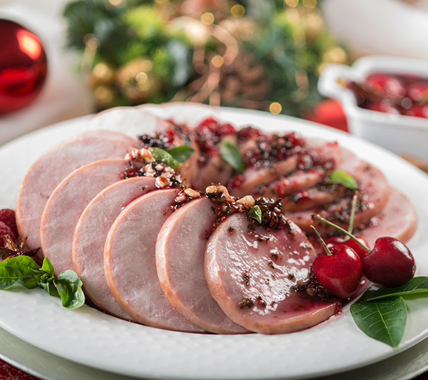 Jamón glaseado en salsa de vino tinto y arándanos 