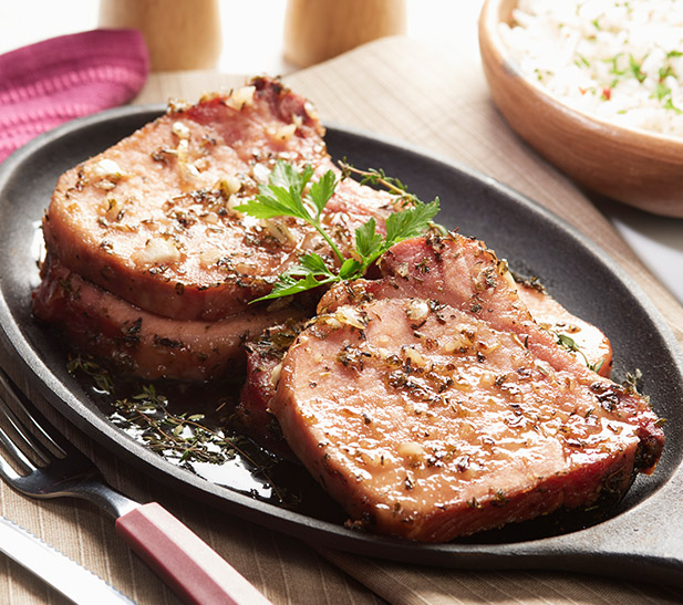 Chuletas asadas con azúcar morena y ajo