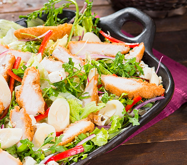 Ensalada de crocante de pollo con salsa de mostaza y miel 