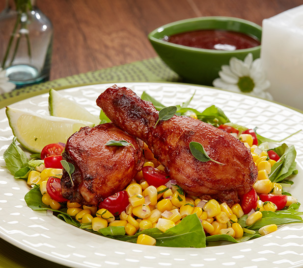 Piernas de pollo con ensalada de maíz 