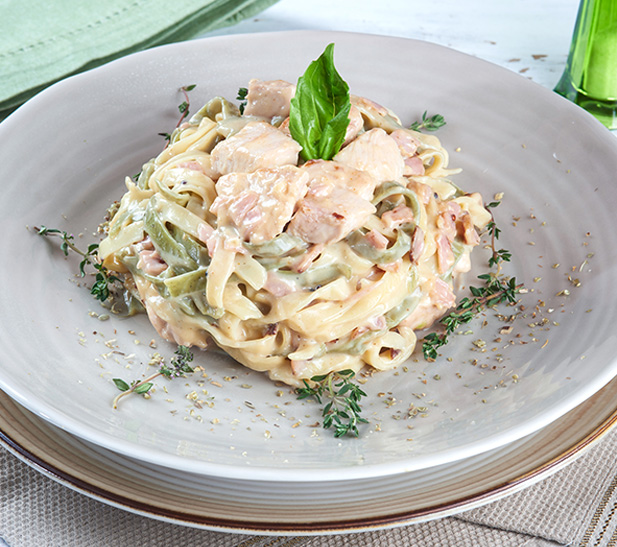 Spaghetti  Alfredo con pollo 