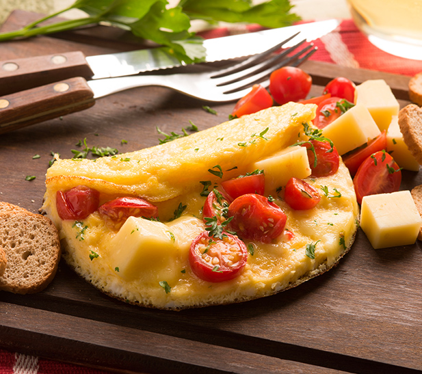 Omelette con tomates y queso 