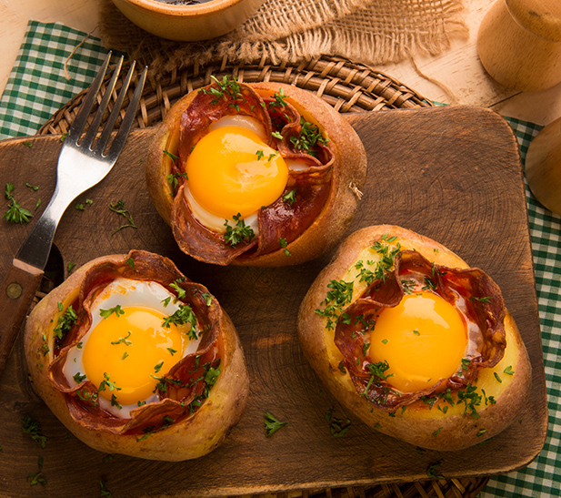 Papa rellena de huevo y chorizo español 