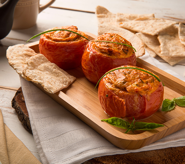 Tomates horneados rellenos de huevo