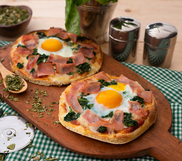 Mini pizzas de jamón y huevo 