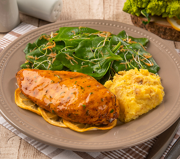 Pechuga de pollo al limón con ensalada de espinaca y puré rústico