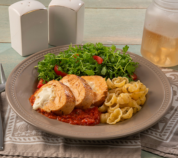 Enrollado de pollo con queso y salsa de spaghetti