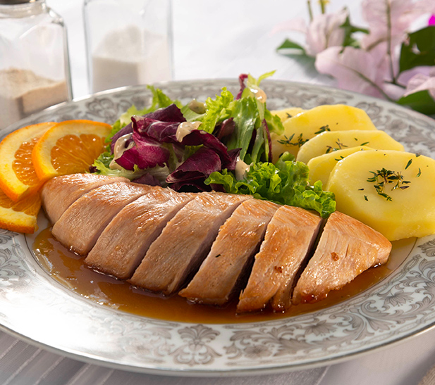 Filete de pavo a la naranja con papas al tomillo y ensalada