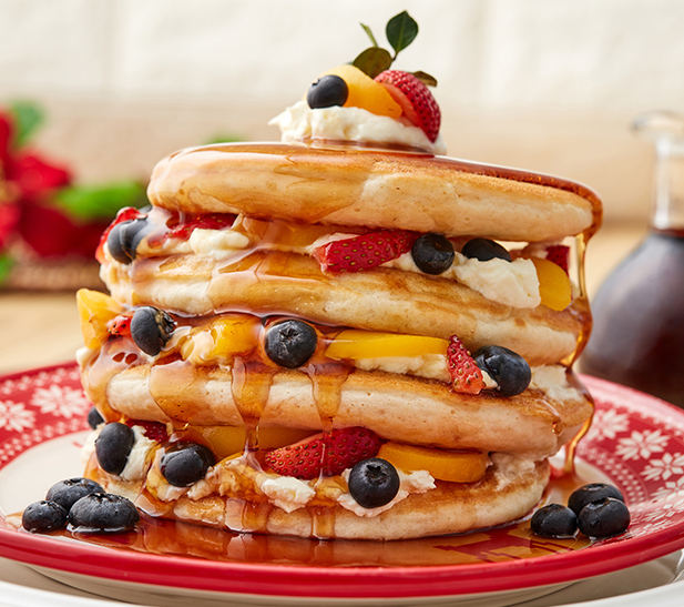Pancakes con miel de maple y frutas