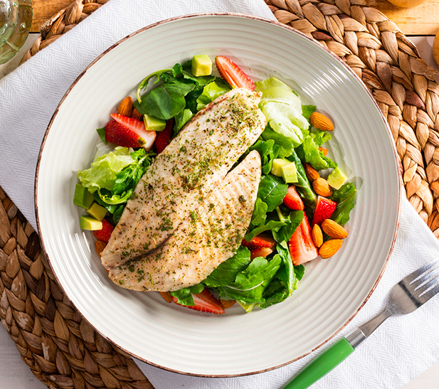 Ensalada de hojas verdes con tilapia horneada