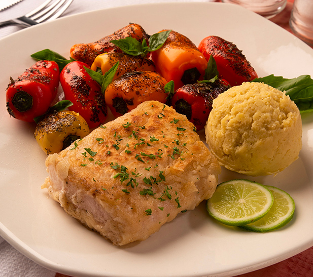 Corvina asada con puré de verde y vegetales asados