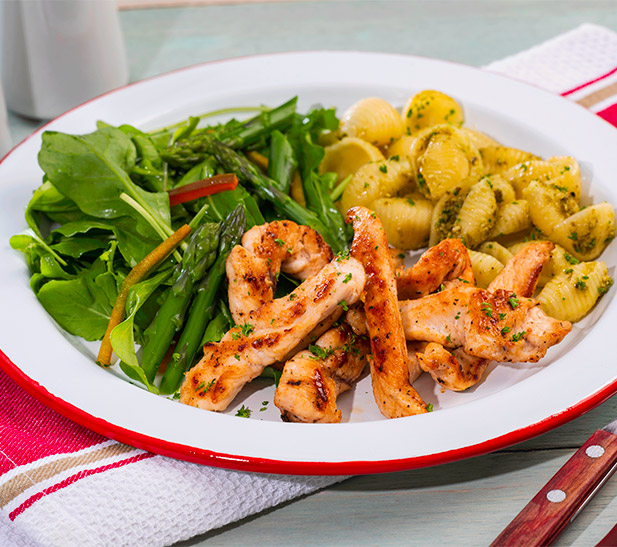 Ensalada de pasta y pollo al pesto