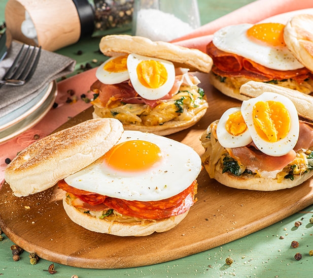 Desayuno con chorizo, jamón serrano y huevos