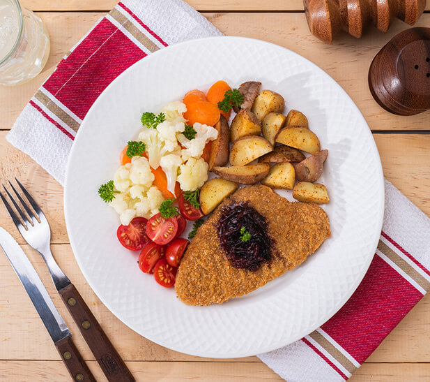 Milanesa apanada con cebollas caramelizadas