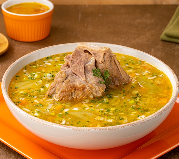 Sopa de chancho con col