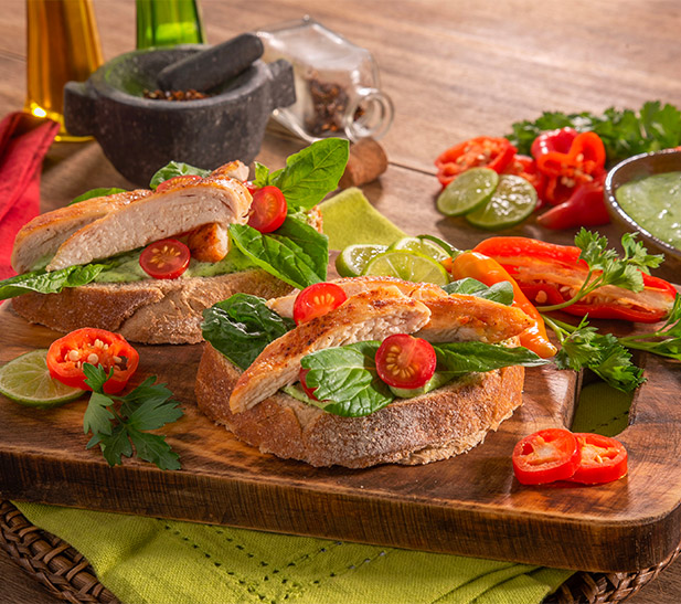 Tostadas con pollo y albahaca