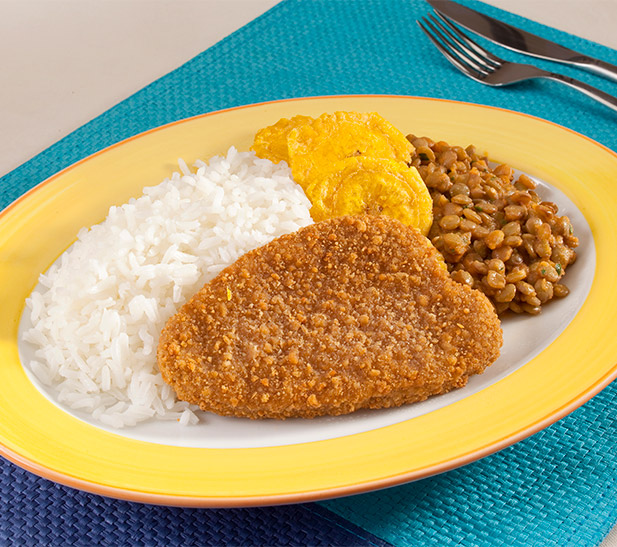 Milanesa de pollo con menestra y patacon