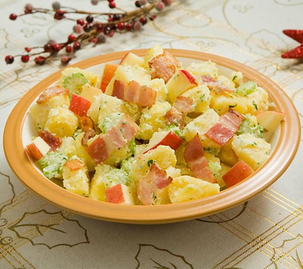 Ensalada de papas con manzana y tocino 